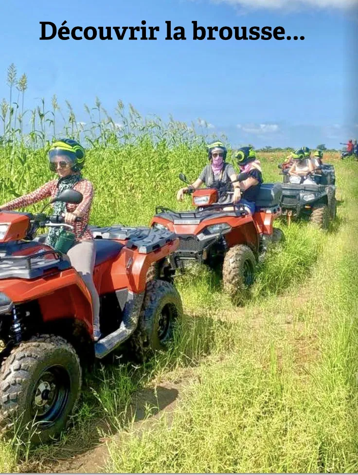 Groupe en randonnée quad traversant la brousse sauvage près de Saly au Sénégal.