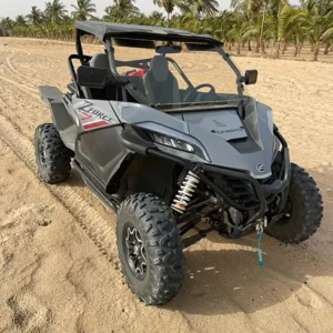 Buggy biplace de face sur le sable, prêt pour une balade d'une heure à Saly