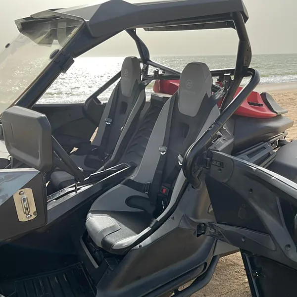 Deux sièges baquets côte à côte dans le buggy biplace d'Easy Quad Saly